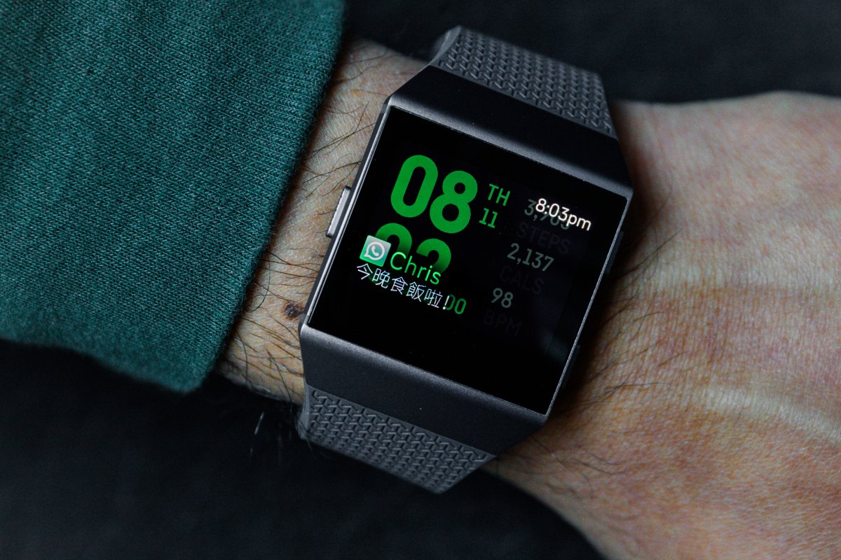 智能手錶是一大趨勢，尤其今年渣打馬拉松不難發現愈來愈多人使用。Fitbit 一直在穿戴裝置領域上有不錯的評價，最近在港正式推出旗下首款智能手錶 Ionic。為何稱是首款呢？之前不是推出過 Blaze？Fitbit 亞太區產品營銷總監 Alexander Healy 表示：「早前的 Blaze 只算是運動手錶，而 Ionic 就採用全新的 Fibit OS 平台，像 Apple Watch 或 Android Wear 一樣，可以安裝 Apps 擴充。」新作 Ionic 設有心跳率、睡眠質素偵測，內置 GPS 追蹤運動數據、播放音樂、NFC 支付，以及可以游水時使用，表現非常全面。