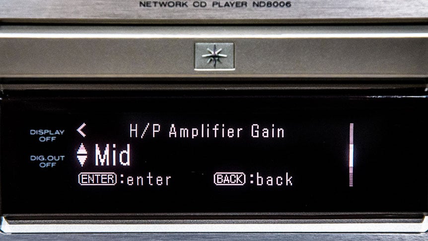 之前同大家介紹過 HEOS 的音樂串流系統，功能好方便實用，以往是 Denon 的獨家功能，不過 Marantz 的新一代 AV 擴音機都開始引入了 HEOS。而對於主力聽歌的朋友最近都有好消息，Marantz 在最新推出的網絡音樂播放器 ND8006 上面都加入了 HEOS 系統，令這部 CD 機 + 網絡音樂播放器的音樂功能大升級，配合同時推出的 PM8006 兩聲道擴音機，2 萬元左右的價錢就可以擁有一套幾全面的日本製兩聲道組合。