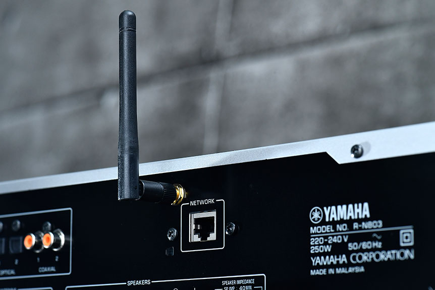 之前同大家試過 Yamaha 的 R-N402 網絡音樂播放器連擴音機，駁對喇叭再用手機 App 控制串流就播到歌，係一個好方便易用而且價錢相宜的聽歌方案。今次借到手測試的 R-N803 則是新一代高階型號，除了規格更強、比較適合進階用家之外，最大賣點是加入了 Yamaha 自家的 YPAO 自動音場校正功能，令到這部串流播放器連擴音機，在使用的時候可以更靈活配搭不同的喇叭、聆聽環境，都可以自動調校出最佳的表現。到底用落有冇「咁神奇」？實際播歌表現係點？下面就詳細試吓。
延伸閱讀：【評測】Yamaha R-N402：三千蚊玩到網絡串流擴音機