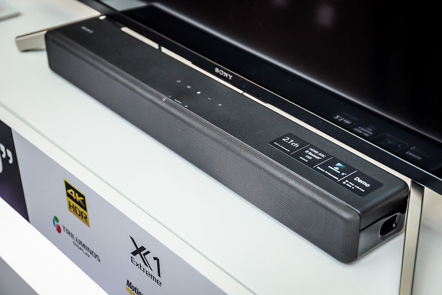 Sony 上年推出的首個 4K OLED 電視 A1E 系列相當受歡迎，今年就再接再厲推出第二代 A8F，除了進一步加強聲畫效能之外，還聽取用家意見改進了底座設計。今次同場仲有一系列 Soundbar 產品，包括 Dolby Atmos 系列以及一體式微型 Soundbar 系列，陣容相當鼎盛。另外 Sony 首部 UHD Blu-ray 機 UBP-X700 亦正式抵港發售，同樣是主打入門市場，售價相當吸引。