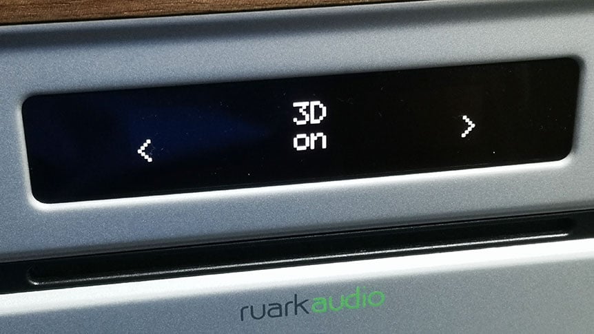 雖然近年愈來愈多人習慣手機聽歌，不過床頭音響依然有不少捧場客，特別是一體式設計音響組合，擺位和接駁都夠方便。今次借來測試的 Ruark Audio R4 MKIII 就是一款一體式音響，不算「微型」的設計，不過就有 2.1 聲道輸出，以及好獨特的 3D 音場模式。本身有收音機功能，亦可以作為鬧鐘，做床頭音響十分適合。
