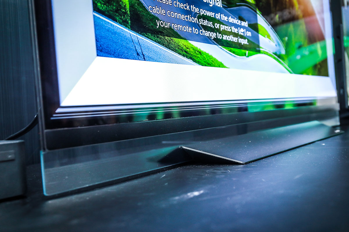 LG 上年推出的 W7 系列「牆紙」電視相信好多朋友都印象深刻，利用 OLED 的超薄面板、獲得 3.85mm 的超薄機身，而且仲有 4K 解像度、超深沉黑位、超闊可視角度等等優點。今次新一代 W8 系列除了繼承之前的優點之外，仲配備了 LG 最新的 α9 智能影像處理器，可以獲得更準確的顯示色彩、以及支援 4K/100P 的高幀率（HFR）顯示。