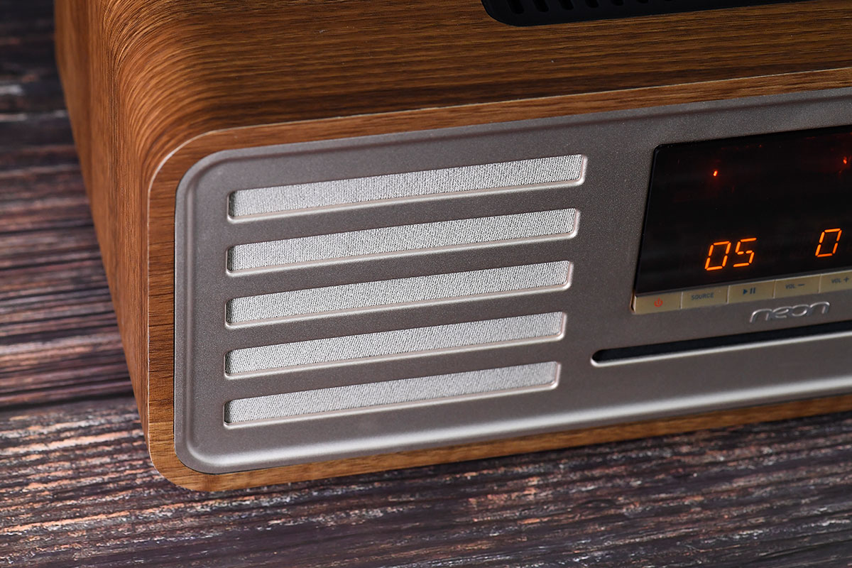 如果話有一種風格永遠不會過時的話，相信就是復古風。今次借到手測試的 Neon MTB830 就是一款原木復古風格設計的一體式音響，而且用到發燒級的電子膽管調聲。雖然外形有古典味，不過功能就好現代化而且幾齊全，支援 CD、FM 收音機、藍牙、USB 播放、AUX IN 等不同訊源，擺床頭播歌幾方便。