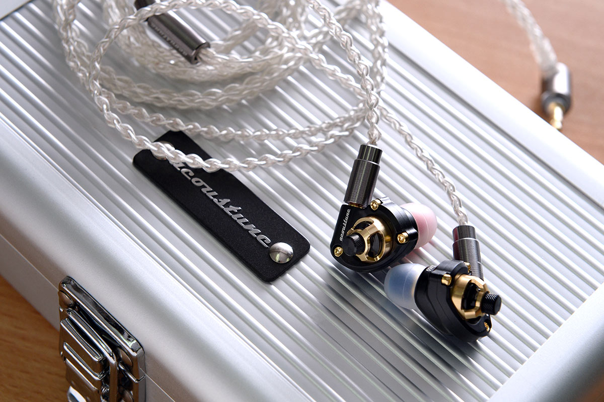 日本品牌 Acoustune 自 2013 年成立至今，已有 5 年的時間，僅推出過 6 款耳機，貴精不貴多，是典型日本公司的做法。今次訪問到 NDICS 總經理兼 Acoustune 研發部總監三枝丈記（Take Saegusa），一口氣論盡品牌業務挑戰、聲音理念，以及介紹即將面世的 HS1600 系列耳機。
