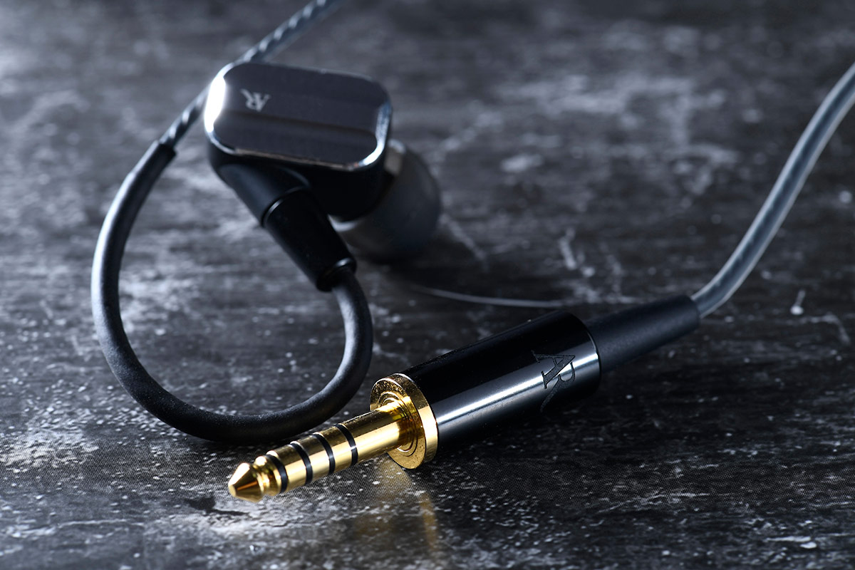 近年 Acoustic Research 主攻流動音響市場，繼推出一系列 DAP 之後，今次輪到耳機產品，新推出的 AR-E10 是一款圈鐵混合耳機。它配備先進的單元技術，而附送的配件遠比你想像中多，最重要是價格一點都不貴。
