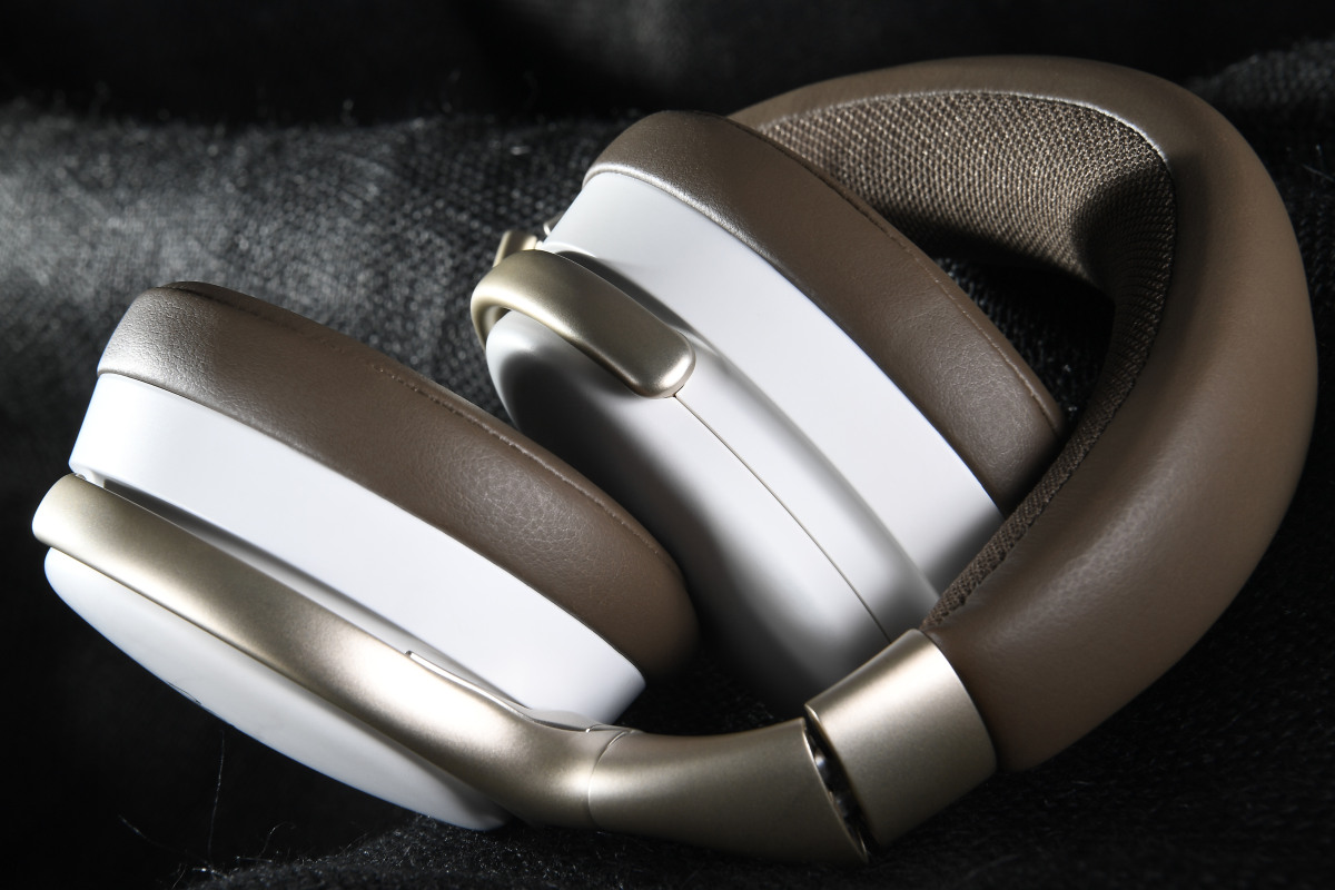 頭戴式耳機不只是聽音樂的工具，也是凸顯個人風格的隨身物。為了吸引消費者的眼球，有些品牌往往想出別出心裁的外觀，但亦有些品牌的設計不張揚卻非常耐看，例如 Denon 入門型號 AH-D1200 就採用人造皮革搭配鋁金屬物料，扎實穩定的質感，加上輕巧易收納的特性，這個設計絕對經得起時間考驗。