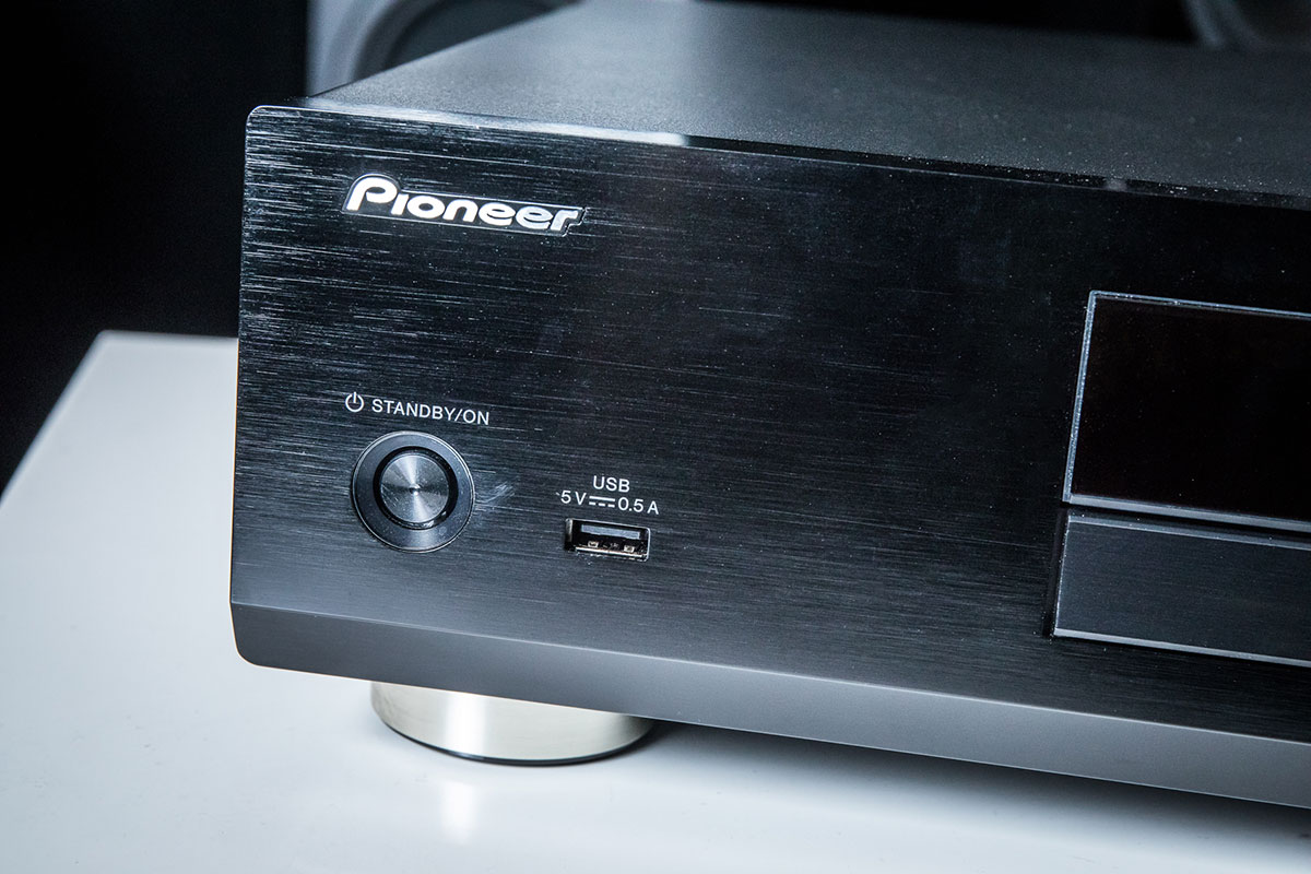 Pioneer 的影碟播放機一直都相當受歡迎，由 LD 年代到 Blu-ray 年代、由 LD-S1 到 BDP-LX91、BDP-LX88，有過無數經典之作。來到 4K 年代，Pioneer 的 UHD Blu-ray 機 UDP-LX500 今年終於亮相，亦剛剛在香港正式公佈，將於 9 月尾開售。在 OPPO 宣佈退場之後，UDP-LX500 的推出可說是填補了發燒級宇宙盤的一個重要空缺，讓追求質素的用家有新機選擇，今次就同大家詳細試試 UDP-LX500 的聲畫表現。