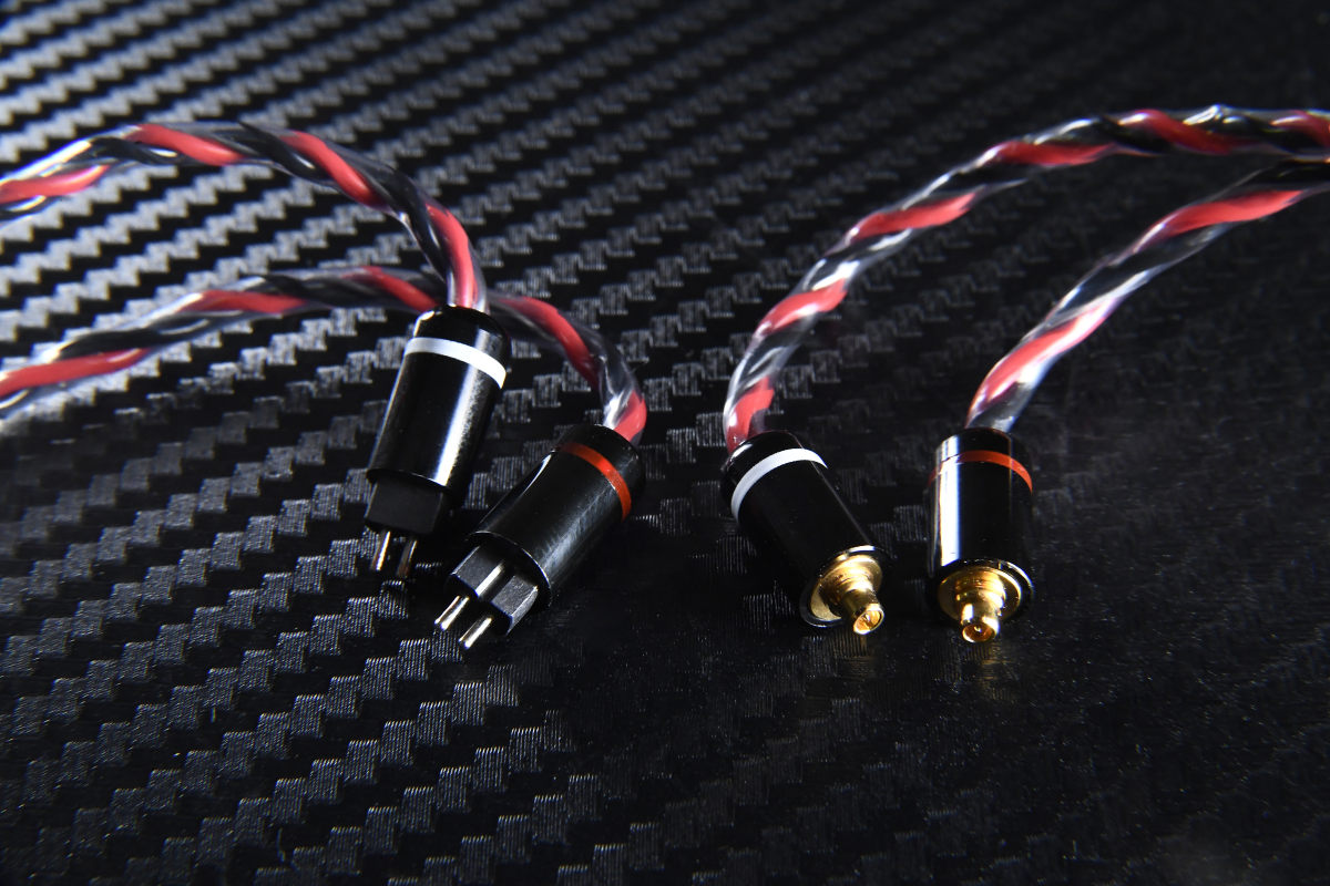 荷蘭品牌 Crystal Cable 是做線材起家，這個品牌對於音響發燒友來說，絕對不會陌生，以推出高級訊號線而聞名，包括喇叭線、HDMI 線及電源線等等。品牌同時亦有推出耳機線，今次借來最新的 Duet 系列高階耳機線 Dream Duet，並與市場上熱賣耳機搭配試聽，如 64 Audio tia Trió、Campfire Audio Atlas 及 Fender THIRTEEN 6，將耳機音質提升到另一個層次。