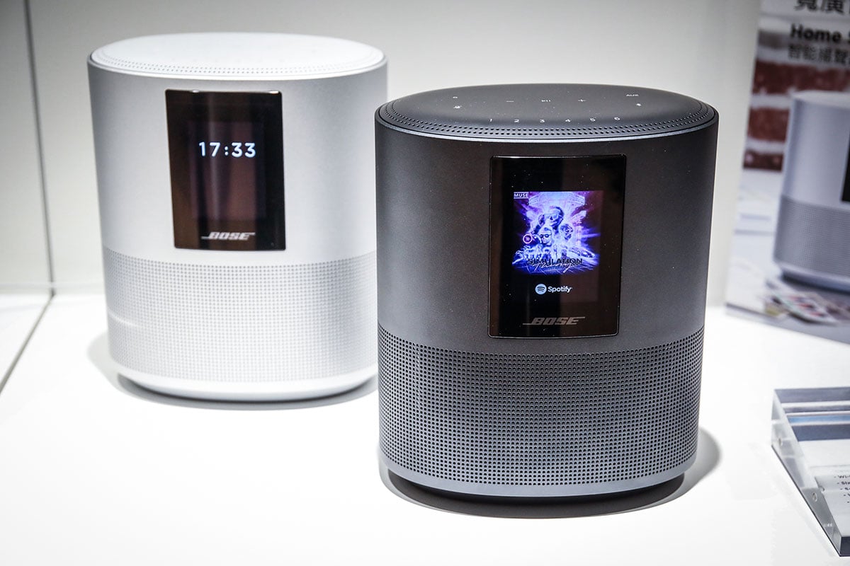 智能喇叭相信大家都不會陌生，Bose 今次最新推出的 Home Speaker 500 以及兩款家庭影院喇叭 Soundbar 700、Soundbar 500 就全部都具備網絡功能，而且支援 Amazon 的 Alexa。雖然語音控制功能香港暫時未用到，不過配合新推出的 Bose Music App 同樣可以輕易操控喇叭播放 Spotify、網絡電台等音樂，甚至組合不同喇叭一齊聽歌。