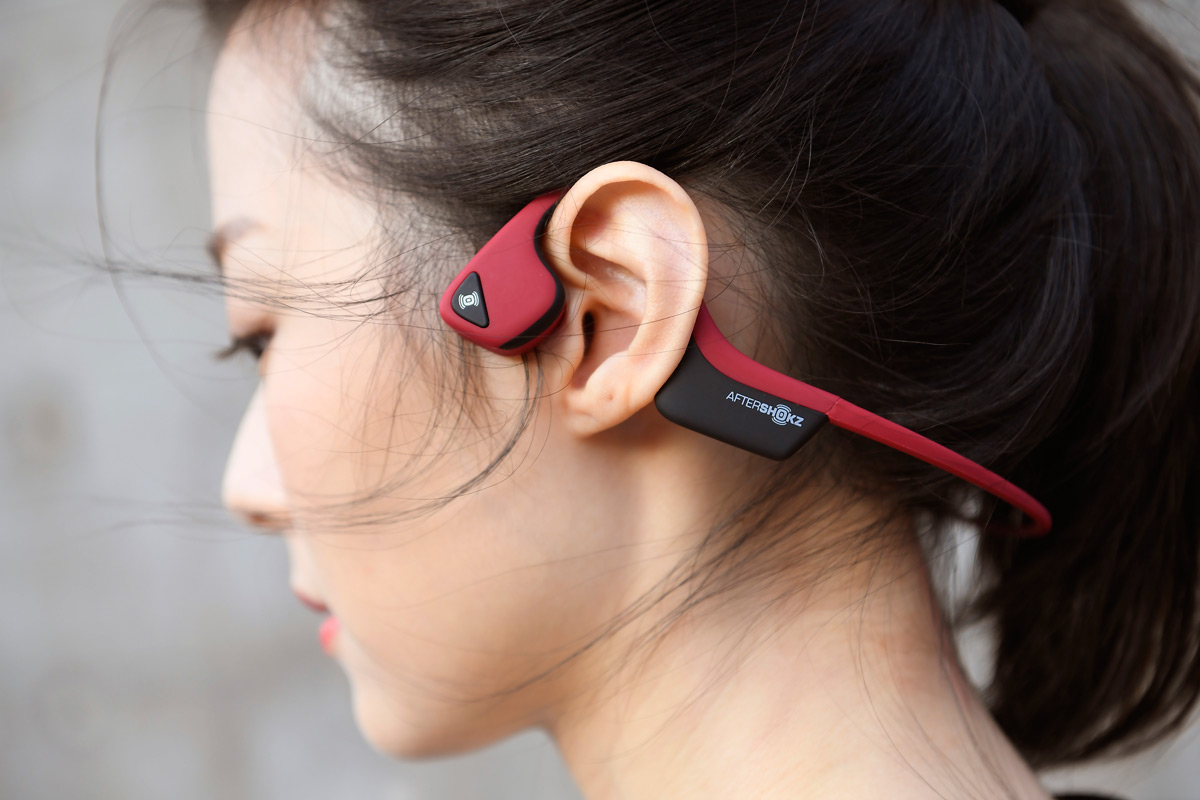 跑步時聽歌又唔想完全隔絕外界聲音，美國品牌 AfterShokz 骨傳導耳機專門針對做運動而設，是不錯的選擇。近年愈來愈多人關注到這類耳機，經過多代設計及改良，技術已經很成熟。AfterShokz 過往已推出過四代耳機，新一代 Trekz Air 的最大賣點是輕盈、細小，能夠貼近頭部，讓做運動時戴得更穩固。