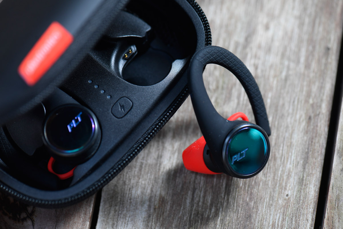 Plantronics 最近為 BackBeat FIT 藍牙運動耳機系列更新產品線，當中最矚目的，肯定是品牌首款真無線耳機 BackBeat FIT 3100，專門針對運動用家而設，採用半開放式設計，令跑手能夠享受音樂的同時，聽到周圍環境聲音，大大增加跑街的安全性。