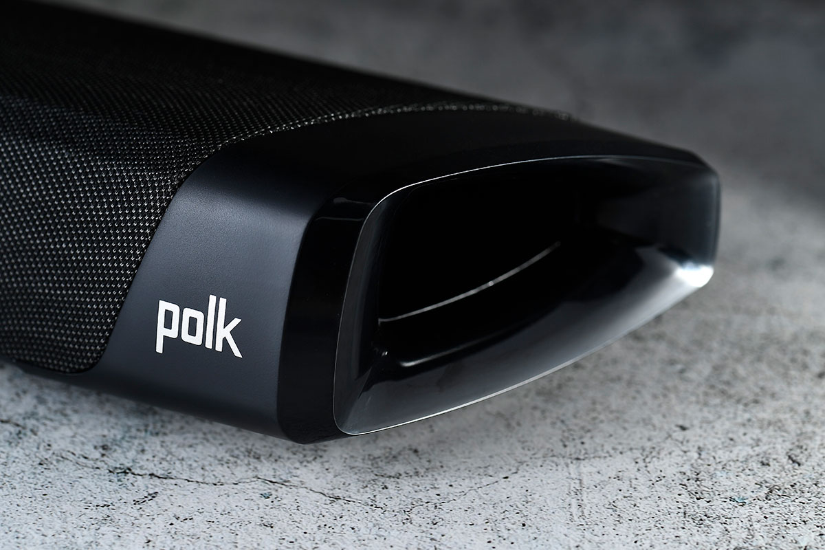 Polk Audio 推出的 MagniFi Max Soundbar 之前同大家試過，低音相當爆得，加上幾準確的定位同廣闊的音場，可以大大提升電視音效，睇戲、煲劇同打機的效果都好唔錯。不過 Soundbar 始終主要提供「前半場」的音效，今次 MagniFi Max 其實仲有一個配備無線後置喇叭 SR1 的套裝，既可以享受到 Soundbar 的接駁方便，又可以享受到完整 5.1 環繞聲效，今次就試吓加入了 SR1 之後可以有幾唔同。