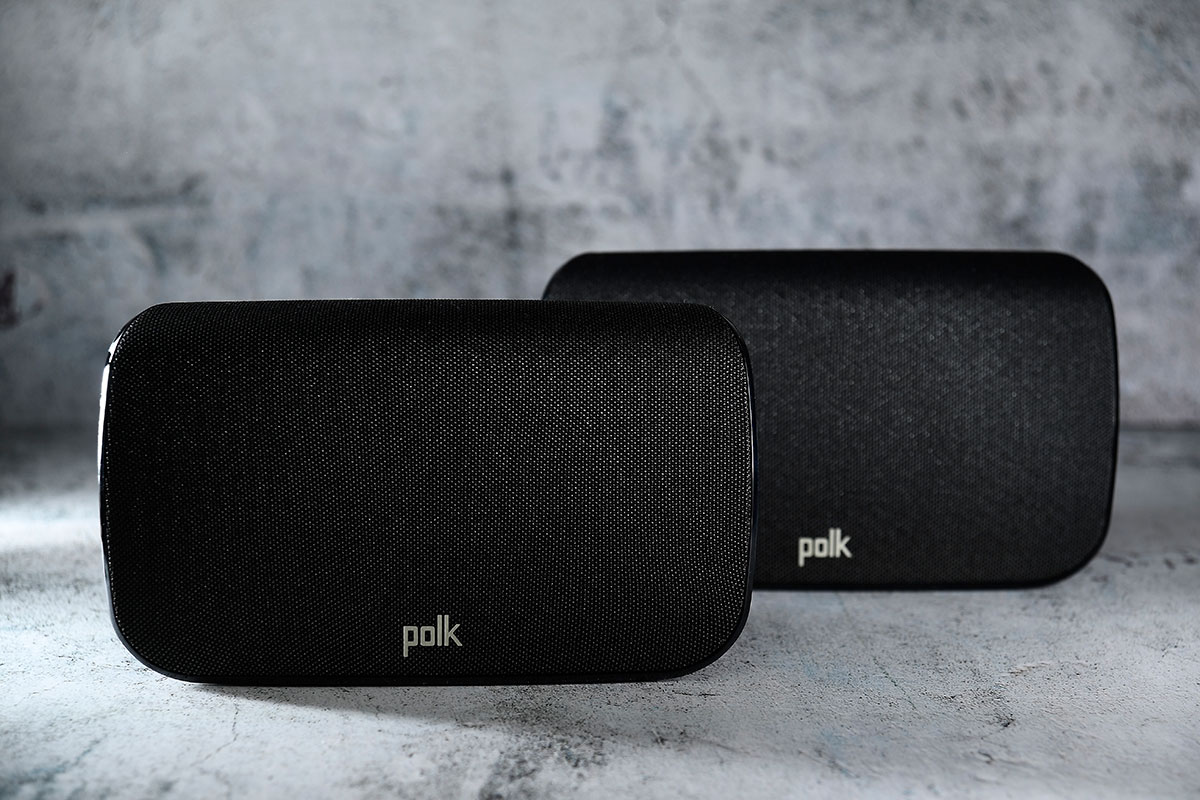 Polk Audio 推出的 MagniFi Max Soundbar 之前同大家試過，低音相當爆得，加上幾準確的定位同廣闊的音場，可以大大提升電視音效，睇戲、煲劇同打機的效果都好唔錯。不過 Soundbar 始終主要提供「前半場」的音效，今次 MagniFi Max 其實仲有一個配備無線後置喇叭 SR1 的套裝，既可以享受到 Soundbar 的接駁方便，又可以享受到完整 5.1 環繞聲效，今次就試吓加入了 SR1 之後可以有幾唔同。