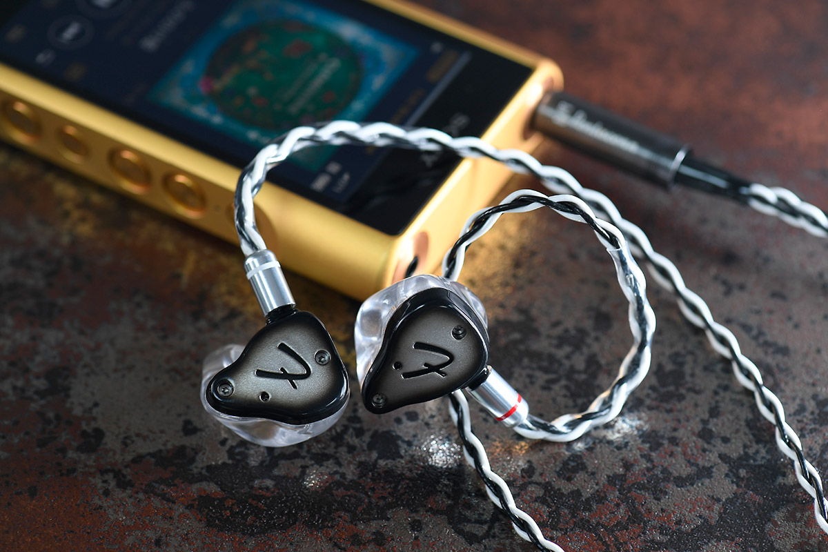 早前試過荷蘭品牌 Crystal Cable 的高階耳機線 Dream Duet，能夠把耳機潛力發揮到盡。但論性價比的話，筆者認為 Double Duet 更勝一籌。當換上後，聲音提升立竿見影，今次挑選 3 款入耳式耳機搭配測試，聽聽到底有多厲害！