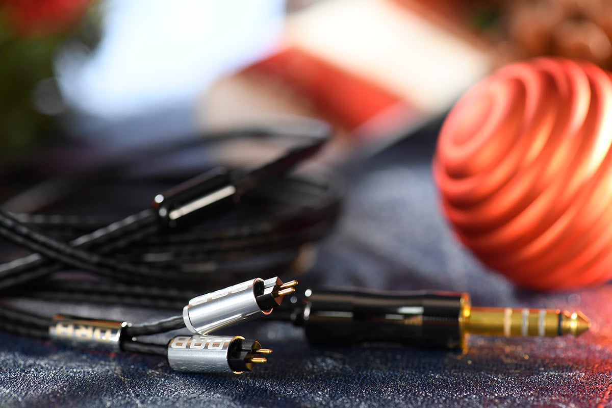男人最希望收到的聖誕禮物當然要型格又實用，送耳機是不錯的選擇，像 Fender 的 Audio Design Lab 系列的灰黑色機殼更是最潮、最型的組合。近日香港總代理 Soundwave 趁住聖誕節期間，凡購買指定型號即可以優惠價換購日本工匠手製耳機線，真是一個難得的機會。