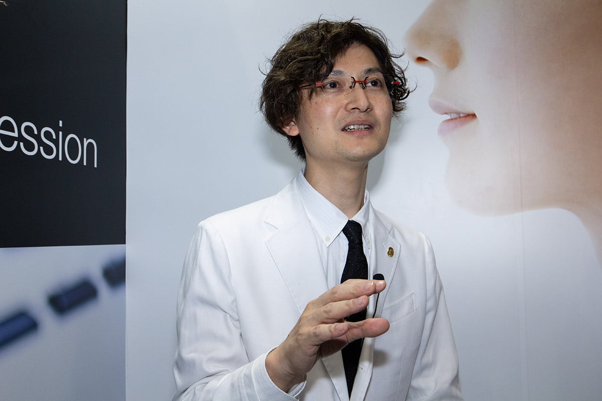 自 2005 年加入 Sony 的耳機研發部以來，第五代耳型職人松尾伴大（Tomohiro Matsuo）曾參與過數款重點耳機的開發，如 MDR-Z1000、MDR-EX800 及 MDR-1R 等等。其後在 2014 年離開 Sony 並創立客製耳機品牌 Just ear，松尾先生充分表現出日本職人的精神，由產品開發到品牌經營全是他一人包辦；後來又在因緣際會之下回到 Sony 影音產品部門。適逢早前松尾先生來港，Sony 給我們安排了一個專訪的機會，進一步了解 Just ear 的設計理念。