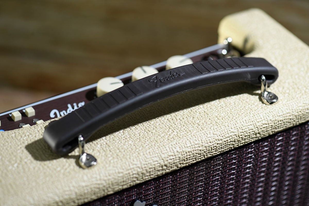 今次測試的 The Indio 是 Fender 藍牙喇叭系列當中的新成員，外形上繼續沿用了 Fender 經典結他 amp 的外形作為設計藍本，幾型格亦都幾有復古味道。體型介乎於之前推出的 The Montery 同 The Newport 之間，近似前者的外形設計，但更加便攜，加埋同後者一樣內置電池，可以拎出街使用。