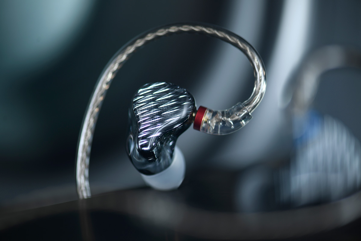 在選擇耳機時，音質表現當然重要的，但佩戴感也不能忽視，假如佩戴感不佳，聲音再好，亦難以把音樂聽下去。FiiO 推出的四單元樓氏動鐵耳機 FA7，蒐集了全球過千人的耳型資料作分析，結合先進的 3D 打印技術，其好戴程度可媲美 CM 耳機。
