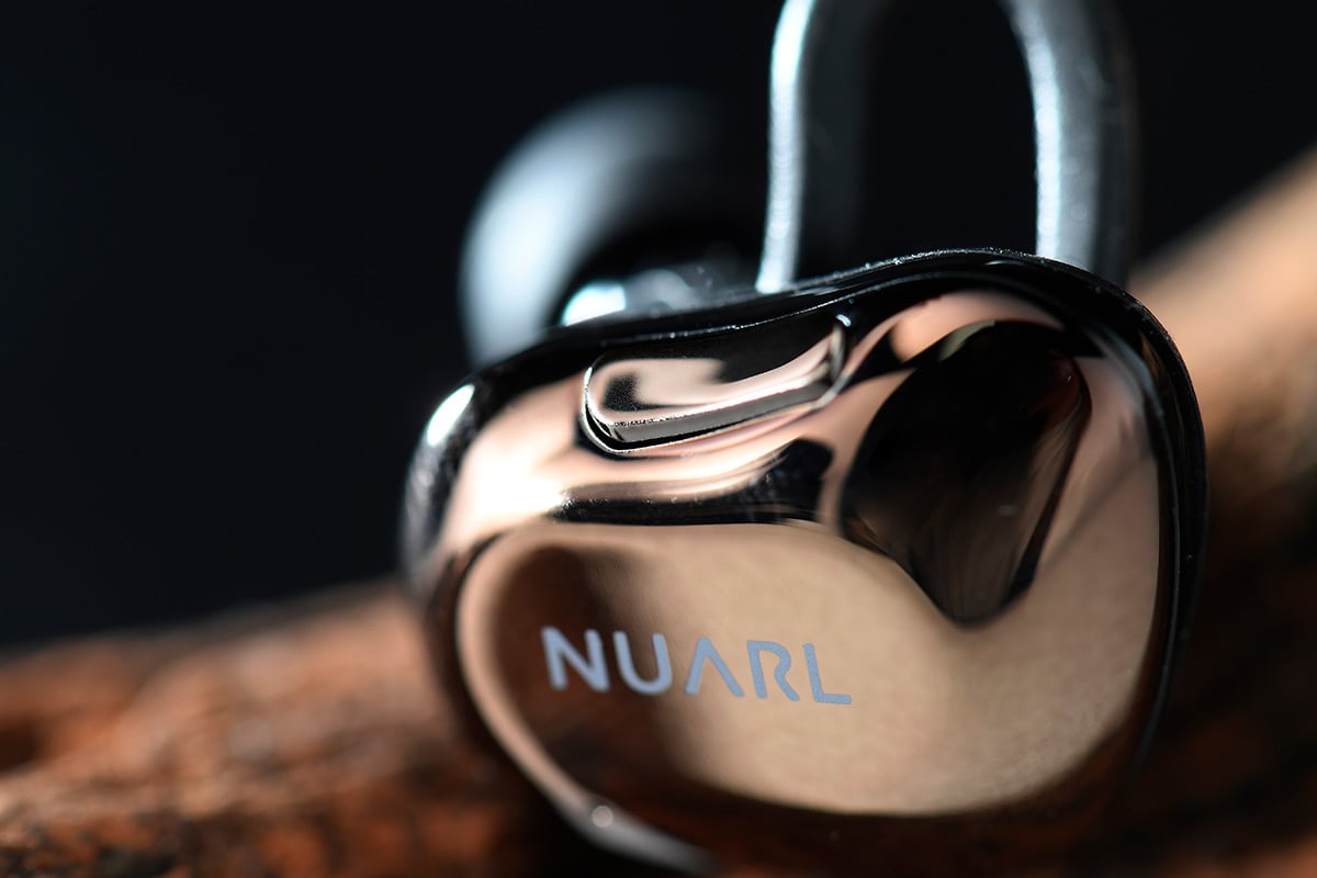 日本耳機品牌 Nuarl 成功打入香港市場已有一段時間，主張 Natural（自然）及 Neutral（中性）的聲音表現，出來亦有板有眼，加上價錢大眾化，有不少捧場客。最新推出的 NT01AX 顧名思義就是 NT01 的升級版，在連接方面、音質及續航力均有所提升。
