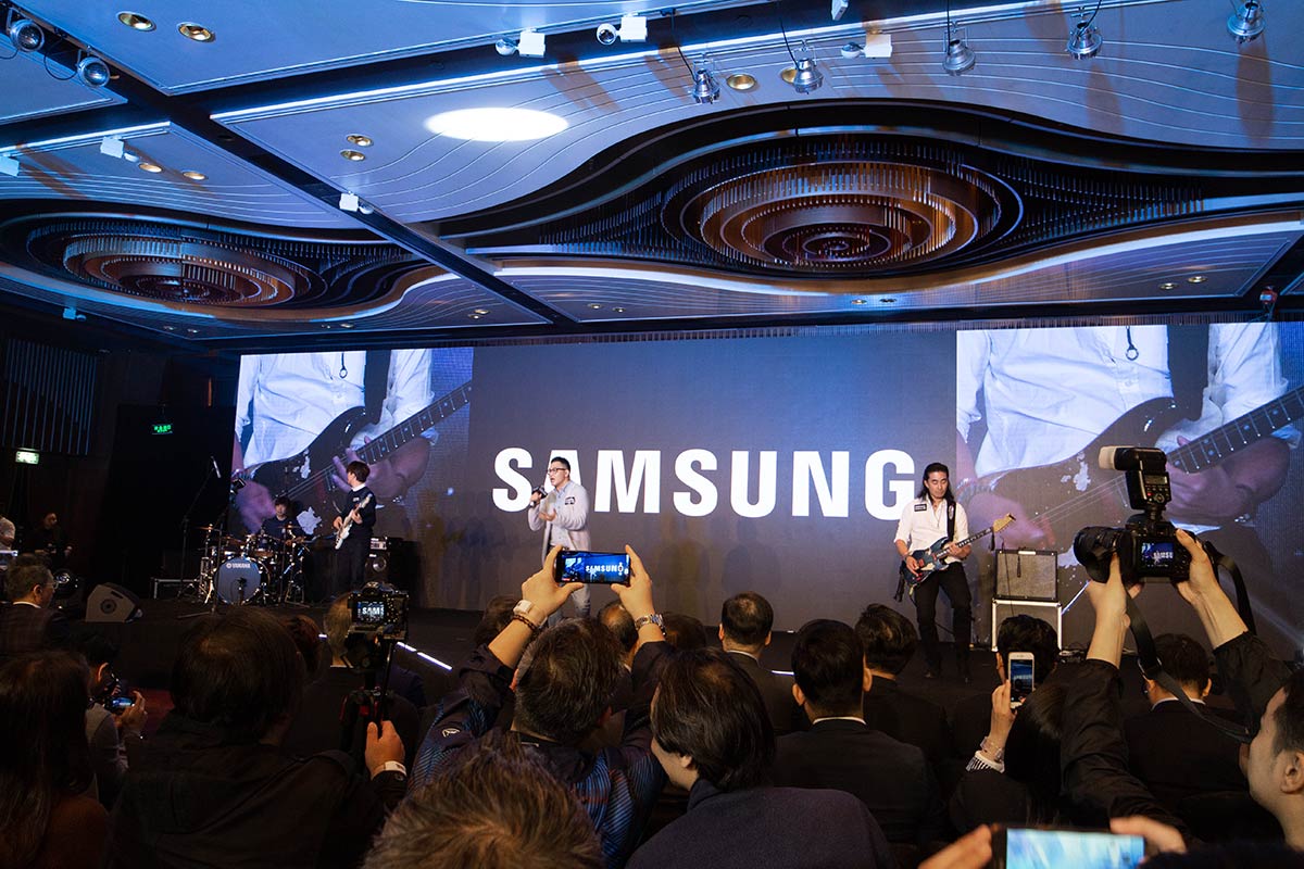 最近手機界熱烈討論的話題非摺屏手機莫屬，但 Samsung 的 Galaxy Fold 仍未有開賣安排，剛在港舉行的新品發佈會就把 Galaxy S10 系列帶來香港，作為十周年旗艦手機，當然引入大量新功能和新技術，例如首次用上 Dynamic AMOLED 屏幕、引入屏下超聲波指紋感應器，還搭載無線分享電量功能。