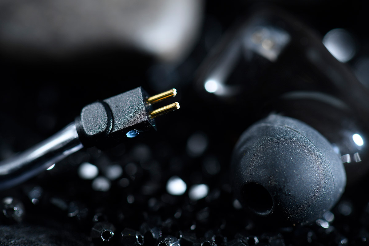 GRACE 是法國耳機品牌 EarSonics 最新推出的旗艦入耳式耳機，採用了 10 動鐵單元設計，而且與品牌其他型號一樣堅持在法國製造，確保耳機由設計到造工都保持最佳質素。多達 10 個動鐵單元可以呈現到怎樣的音樂細節和音場表現呢？