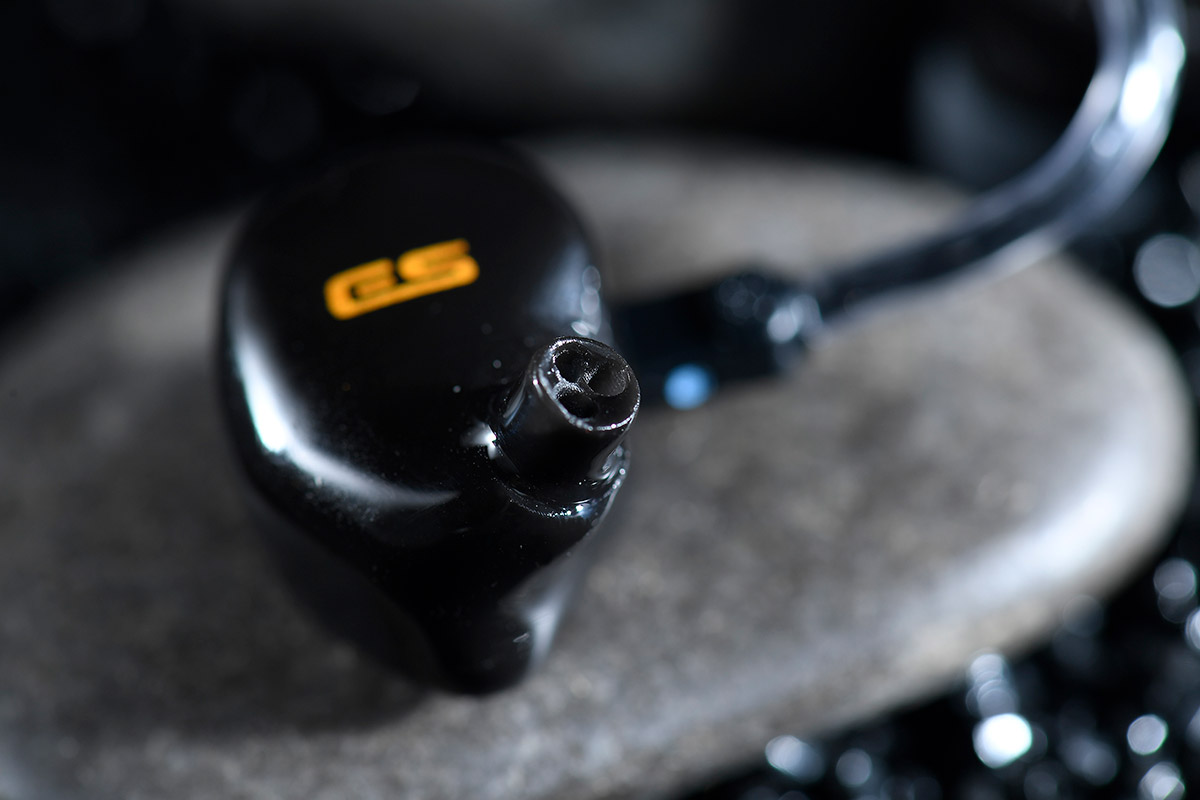 GRACE 是法國耳機品牌 EarSonics 最新推出的旗艦入耳式耳機，採用了 10 動鐵單元設計，而且與品牌其他型號一樣堅持在法國製造，確保耳機由設計到造工都保持最佳質素。多達 10 個動鐵單元可以呈現到怎樣的音樂細節和音場表現呢？