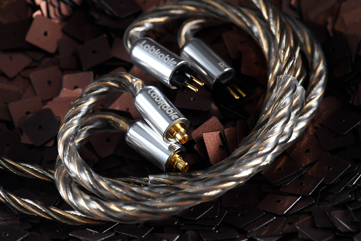 香港製線品牌 Labkable 多年來研發及生產耳機線，其 Titan 和 Pandora 高階系列一向深得發燒友的喜愛，而 Samurai 中階系列也不乏捧場客。最新推出的 Golden Samurai 就是 Samurai III 的升級版本，將本來的 4 芯增加至 8 芯設計，帶來耳目一新的聽感。