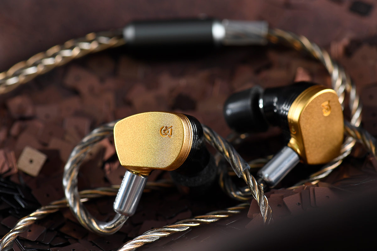 香港製線品牌 Labkable 多年來研發及生產耳機線，其 Titan 和 Pandora 高階系列一向深得發燒友的喜愛，而 Samurai 中階系列也不乏捧場客。最新推出的 Golden Samurai 就是 Samurai III 的升級版本，將本來的 4 芯增加至 8 芯設計，帶來耳目一新的聽感。