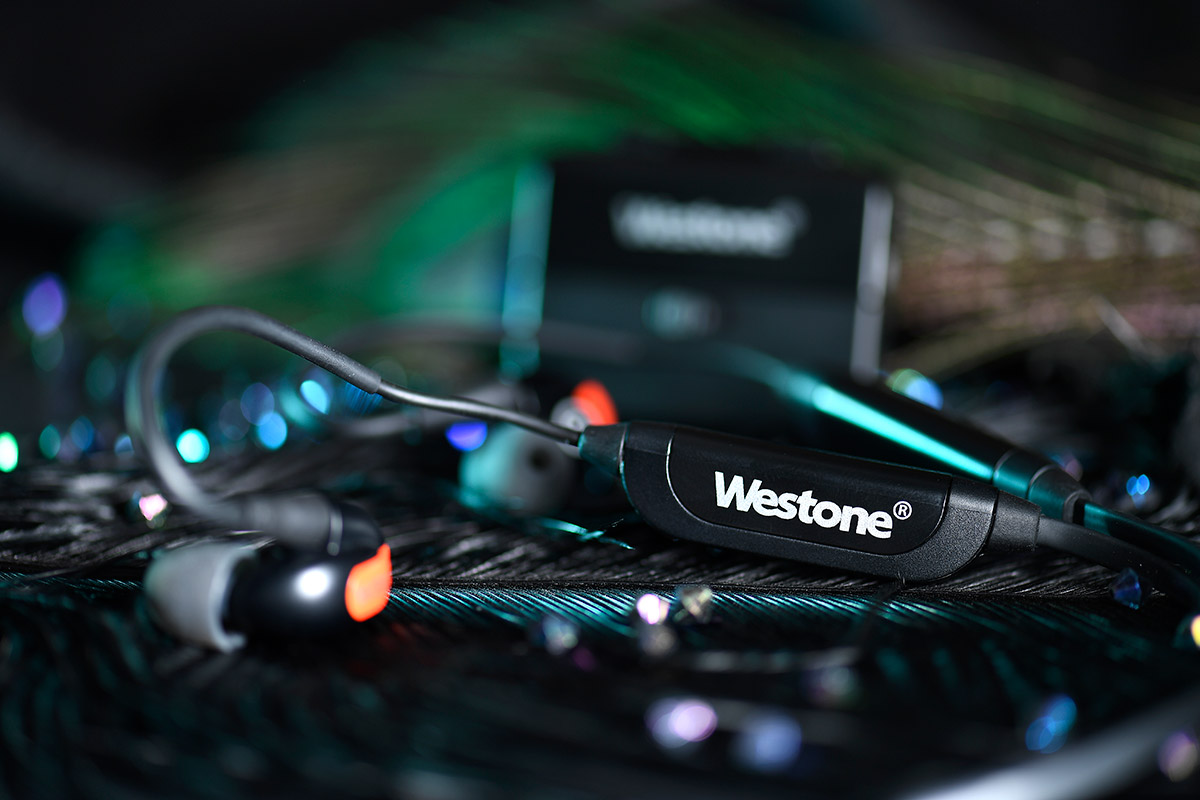 Westone 的 W Series 一向是品牌的經典款式，最近從 W10 到 W80 都換上全新包裝，而且全部附有多一條藍牙耳機線。旗艦型號 W80 是由 Signature Series 主理人 Karl Cartwright 親自操刀，他在過往聽取不少用家的意見，新版經過重新調聲，在聲音表現上有著明顯的改變及提升。