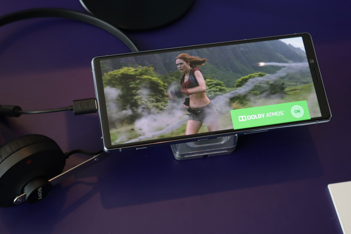 早前在西班牙世界通訊大會（MWC 2019）上 Sony 展出過最新旗艦手機 Xperia 1，今日（25/4）正式在香港亮相。Xperia 1 集 Sony 專業拍攝及顯示技術，更是全球首部配備 4K OLED 屏幕及眼睛追焦功能的智能手機。