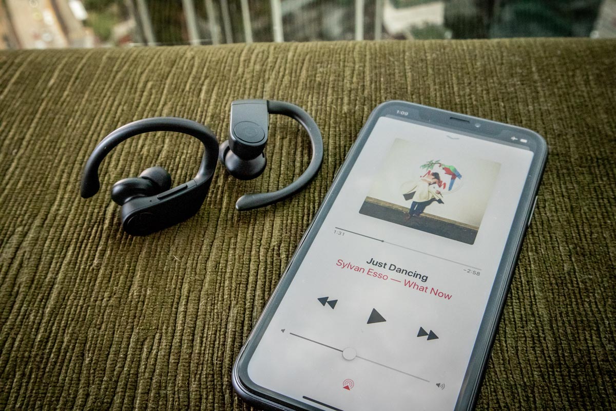 日前 Beats by Dr. Dre（Beats）的總裁 Luke Wood 親臨香港，並拿來品牌首款真無線耳機 Powerbeats Pro，向香港傳媒講解產品特色，並讓在場人士可以率先試玩。
