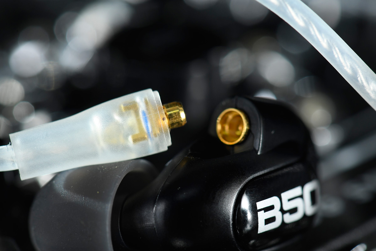 不是個個耳機發燒友都追求監聽風格的聲音，往往低頻量感多的耳機，能夠帶給人衝擊感。有了良好的低頻鋪墊，讓中高頻段聽起來亦會更立體、厚實。最近 Westone 新推出的 B Series 在調聲上特別增強低頻響應，但不會犧牲平衡性與聲音細節，這款 B50 採用 5 單元設計，喜歡聽重低音的朋友值得注意。