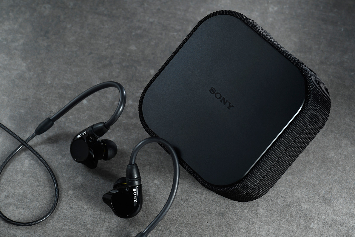 去年 Sony 進軍高階耳機市場，先後推出了客製耳機 Just ear、Signature Series 旗艦耳機 IER-Z1R，還有監聽耳機 IER-M9 和 IER-M7，可說是各有特色。今次一口氣借來 4 款耳機產品，並搭配不同 Walkman 播放器進行試聽，聽感如何呢？到底有多厲害？