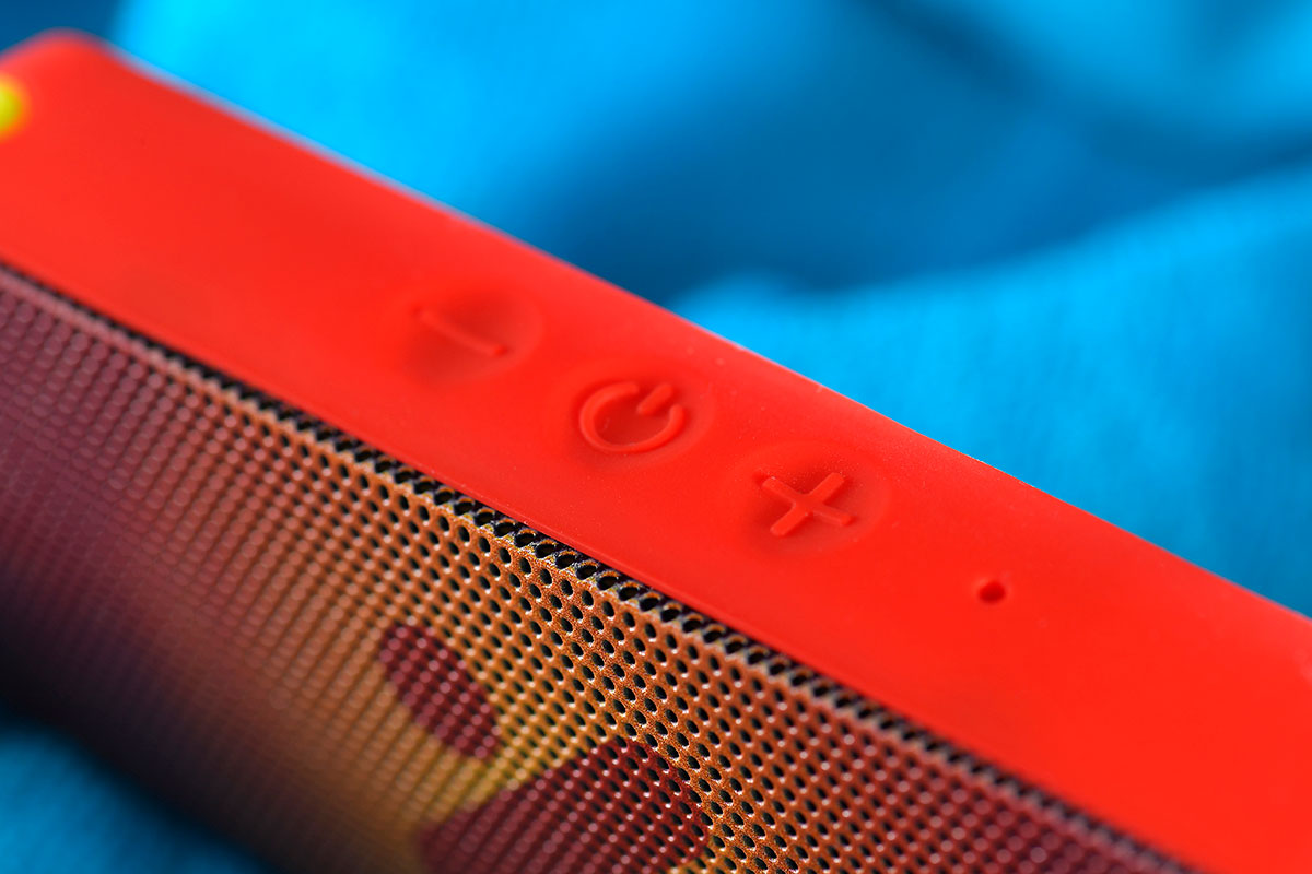 X-mini 的藍牙喇叭機仔細細，但一向功能豐富實用，今次最新推出的 XOUNDBAR W 以及 KAI X1 W 就主打防水設計，最啱戶外使用。由自家兩款熱門型號「進化」而來，除了加強電量，機身就配備 IPX7 防水規格，最適合沙灘、泳池甚至沖涼聽歌。同以往的 X-mini 藍牙喇叭一樣係細 size 大音量，至於實際有幾強勁，下面再同大家詳細分享。