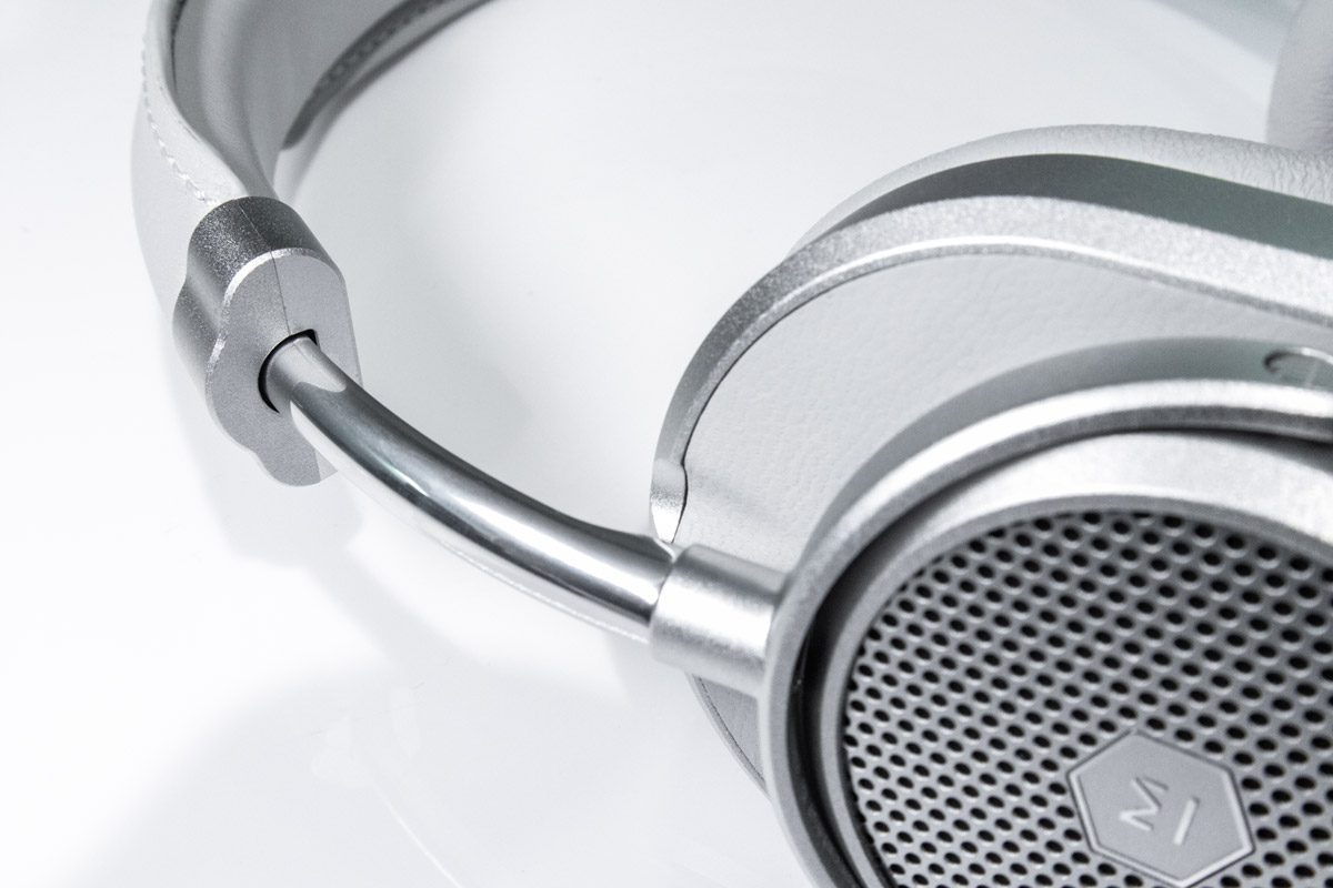 美國品牌 Master & Dynamic 的耳機以外形獨特、造工精緻見稱，就連萬人迷碧咸都曾使用過該品牌的耳機。最新推出的 MW65 頭戴式降噪耳機，一貫品牌設計風格，外表看似復古，但同時又富有潮流感，採用高級的皮革及輕巧的陽極氧化鋁製造，令機身減磅僅重 245g，成為品牌歷來 Over Ear 罩耳式耳機最輕巧的一款。