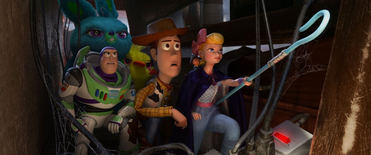 《反斗奇兵》（Toy Story）橫跨接近四分一世紀，看第一二集的小孩今天已長大成人，今天的小孩又未必看過上世紀推出的 1 和 2。二十多年才推出 4 齣電影，足見迪士尼和彼思（Pixar）沒有用打鐵趁熱賺到盡的心態去經營《反斗奇兵》這個品牌，非常珍愛它的核心價值，每集的水準或有參差，但都言之有物，某程度上亦令觀眾對迪士尼動畫改觀，深度原來可以不亞於日本動畫。