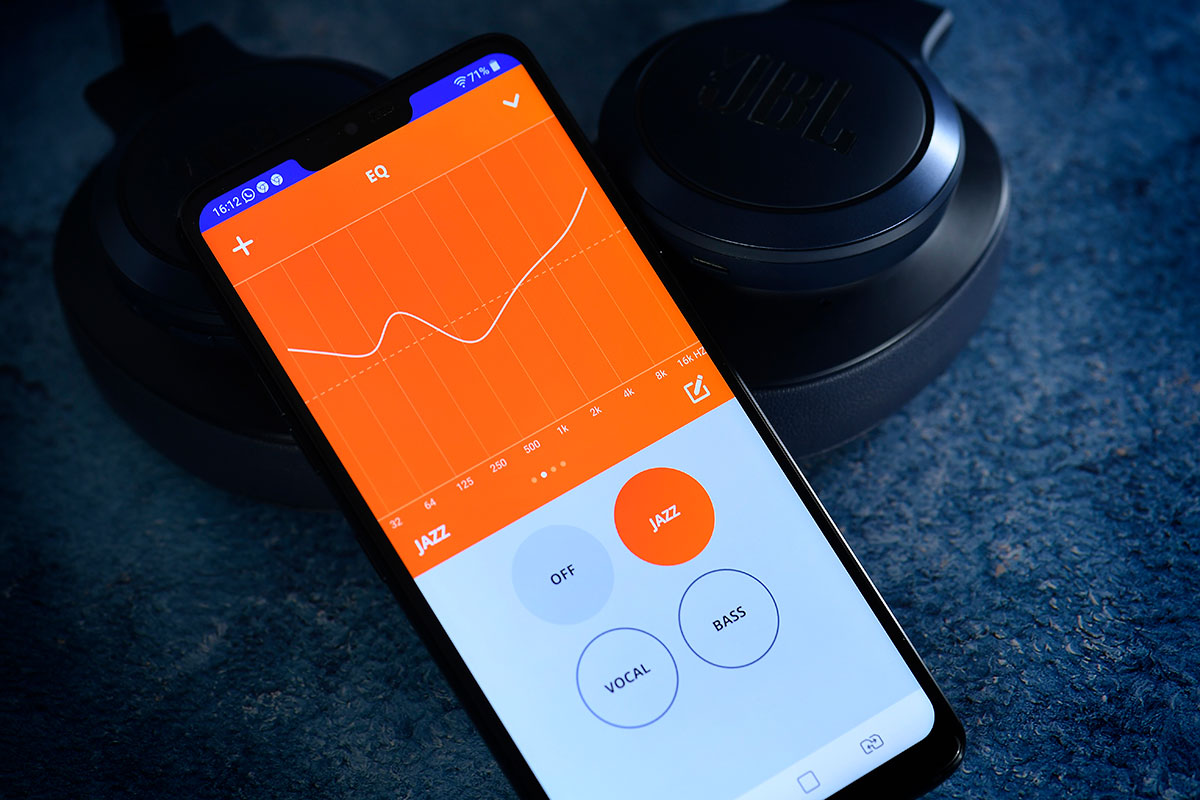 真無線耳機的發展已成趨勢，JBL 作為音響大牌子，除了推出真無線之外，也會照顧不同用家的需要。最近 JBL 就推出了一款頭戴式藍牙耳機 Live 500BT，擁有品牌標誌性的澎湃音效，同時加入了 TalkThru 自由通話模式和 Ambient Aware 環境感知模式，以及可支援 Google Assistant 語音助理。
