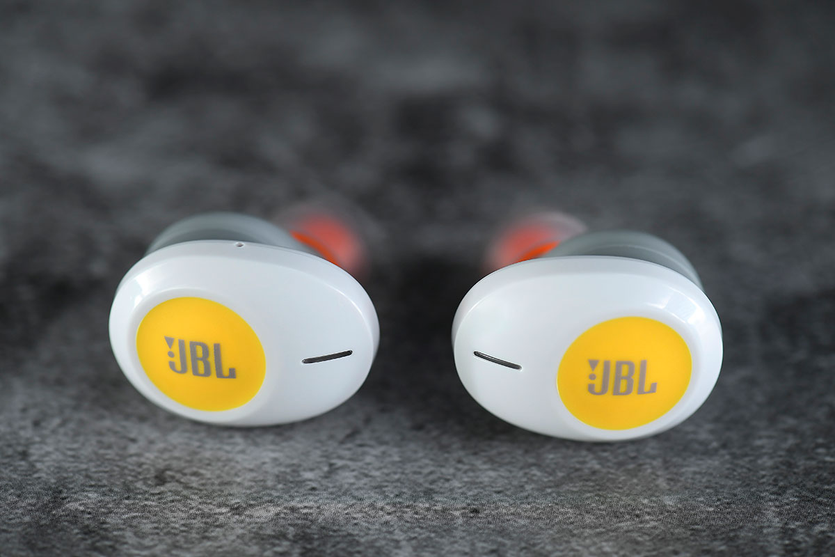 近年真無線耳機逐漸成為藍牙耳機的主流，今次 JBL 推出的 TUNE 120TWS 除了採用真無線設計、佩戴更靈活舒服之外，4 小時的連續播歌時間，加上 JBL 自家的調聲，6 種耳機顏色選擇，外形上夠晒吸引。今次就詳細試吓呢款售價只係 $799 的真無線耳機效果係點。