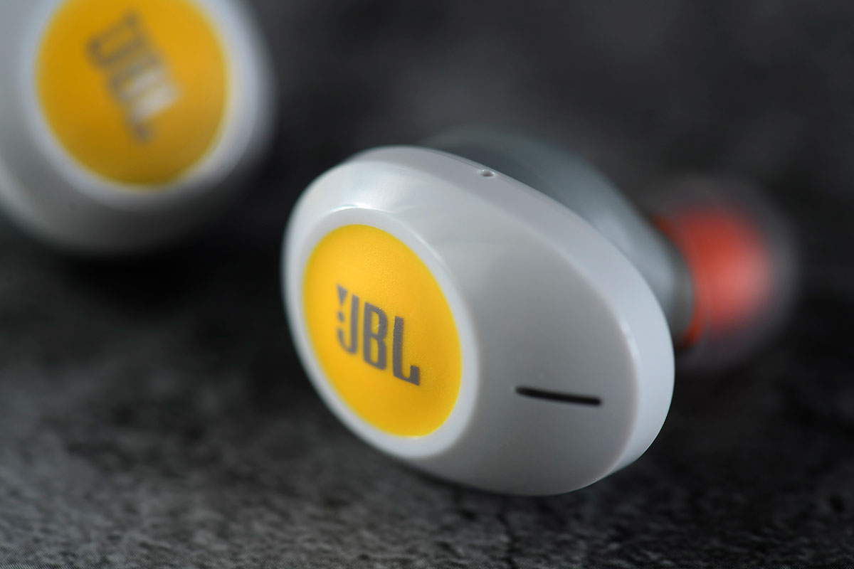 近年真無線耳機逐漸成為藍牙耳機的主流，今次 JBL 推出的 TUNE 120TWS 除了採用真無線設計、佩戴更靈活舒服之外，4 小時的連續播歌時間，加上 JBL 自家的調聲，6 種耳機顏色選擇，外形上夠晒吸引。今次就詳細試吓呢款售價只係 $799 的真無線耳機效果係點。