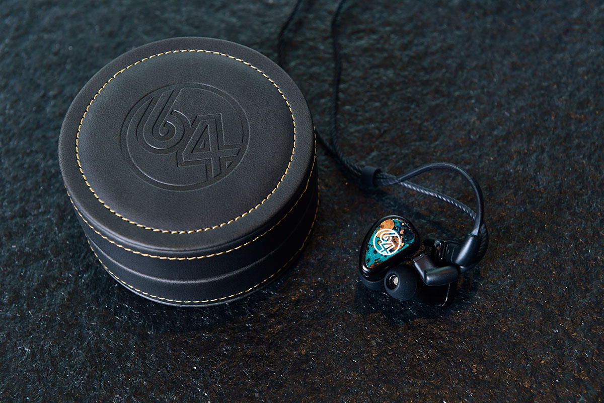 近年好受音樂人喜愛的耳機品牌 64 Audio，剛剛就為旗下於 2016 年推出的得獎之作 tia Fourté 推出進化版 Fourté Noir。延續了原作的發燒音質，通過聽取用家意見再改良，以更溫暖的低音及更平滑的高音延伸為用家提供多一個更高層次的發燒級耳機選擇。新型號會係限量 500 對，以之前 tia Fourté 初推出時的原價 $29,999 發售，當中 10 對更加會印有 64 Audio 創辦人 Vitaliy Belonozhko 的簽名，是特別版中的特別版。