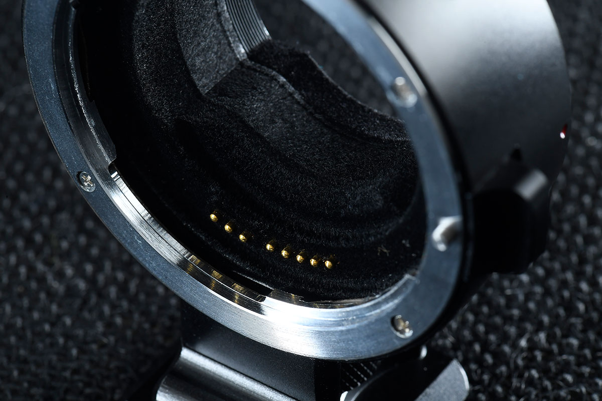 Canon 鏡頭可以通過轉接環用在 Sony 的 A7 系列相機，尤其 A7II 之後的機款配備相位對焦，轉接自動對焦速度更加相當不錯。市面上有不少 Canon EF 轉 Sony FE 的自動對焦轉接環選擇，Techart TCS-04 就是最新推出的一款，不支援對焦速度較慢的反差式對焦，不過就提供了更快的純相位對焦能力，而且可以通過特製 Fn 功能按鈕來適應不同鏡頭，今次就測試一下實際轉接對焦效果，亦都會同主流的其他幾款轉接環比較一下表現。