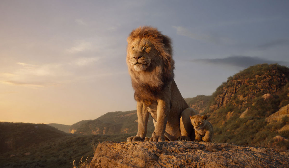 25 年後，《獅子王》重拍成寫實電影（在此絕非「真人化」，因為畫面中連半個人形老臨也沒有），美國主流影評劣評指找不到重拍的理由，也難以理解為甚麼要把本來充滿情感和面部表情的動畫，變成過度像真的 CG 動物。
