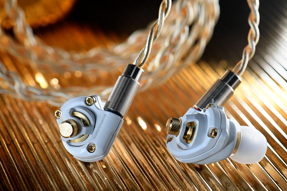 如熟悉日本品牌 Acoustune 都應該知道，他們擅長運用金屬去調聲，在 HS1695 TI 的開發期間製作過多個試作機，以求達到最佳效果。這款耳機最終選用了鈦金屬製作內層箱體，是品牌首次使用該金屬。而換線插頭和單元結構均經過重新設計，這也是讓耳機的音質更勝從前的關鍵。