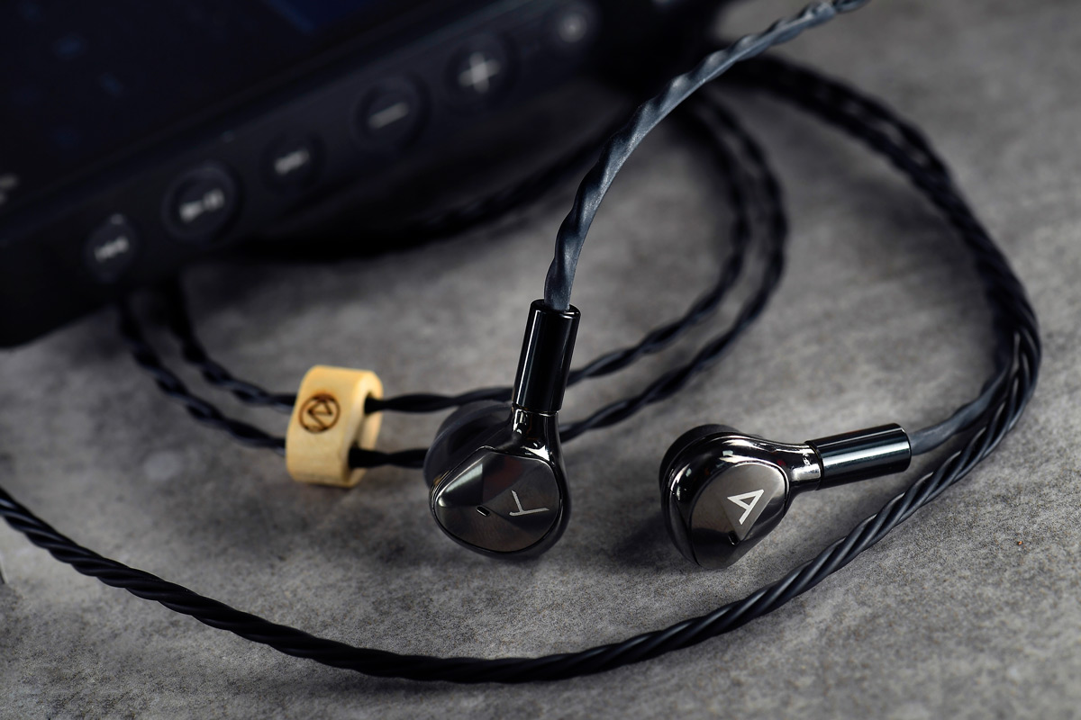 來自日本群馬縣的 Brise Audio 耳機線材品牌，於 2015 年才成立，短短幾年間，在日本耳機發燒友圈子中享負盛名。個人音響代理 Soundwave 近日把 Brise Audio 的產品引進香港，由最高階 YATONO 8wire，到入門級 STR7SE 的線材均在日本總部原廠生產，大量自家製的用料，加上專業的日本匠師人手焊接，是近年迅速冒起的耳機線材品牌之一。今次借來 3 款熱賣的耳機線，並搭配不同耳機作測試。