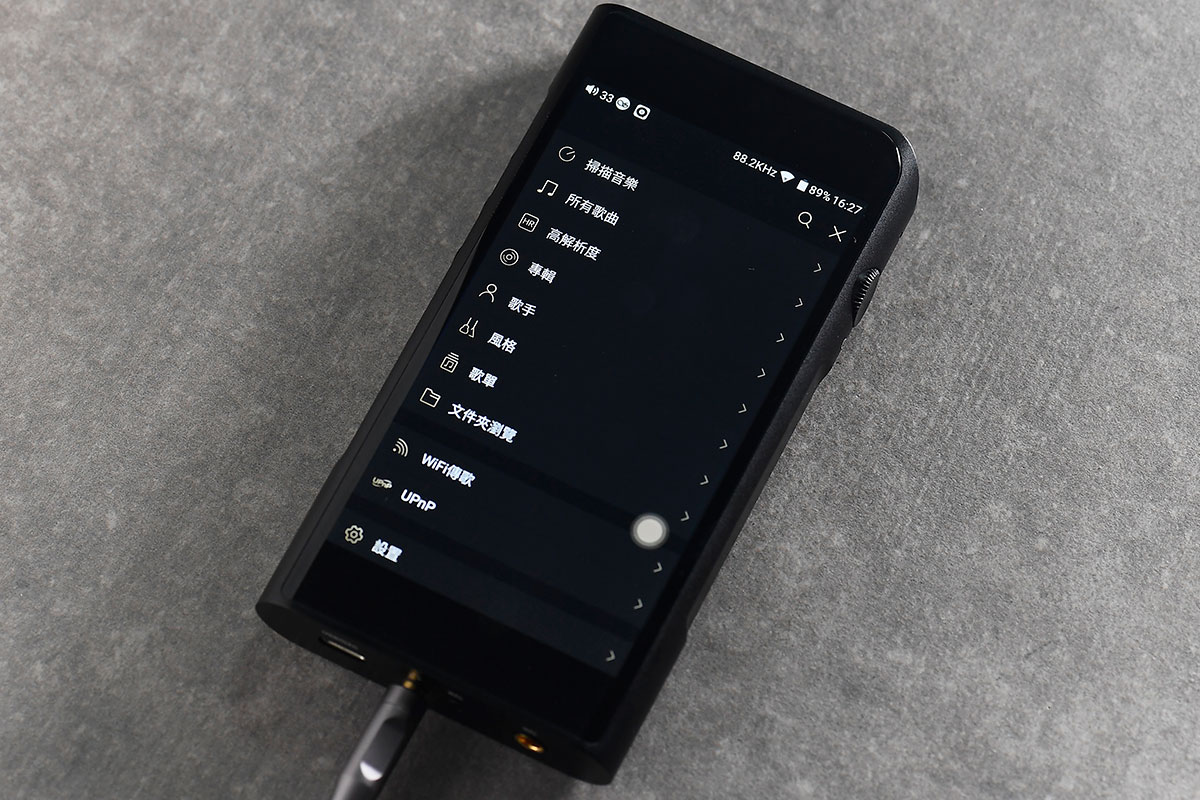 相信不少朋友對 Shanling（山靈）這個中國大陸品牌不會陌生，由以往的 CD 機、音樂播放器、DAP 等都有不少高質素又價錢相宜的熱門選擇。今次 M6 就是 Shanling 第一款採用 Android 系統的 DAP，配備了雙 AK4495SEQ DAC、支援 32bit/768kHz PCM 及 DSD256 解碼。而且有埋 Google Play，可以方便安裝大家常用的串流音樂 App。有齊 2.5mm、4.4mm 平衡、3.5mm 非平衡接駁，以及藍牙 aptX HD、LDAC，可以話有線、無線，各種最高質素的玩法都有齊。
