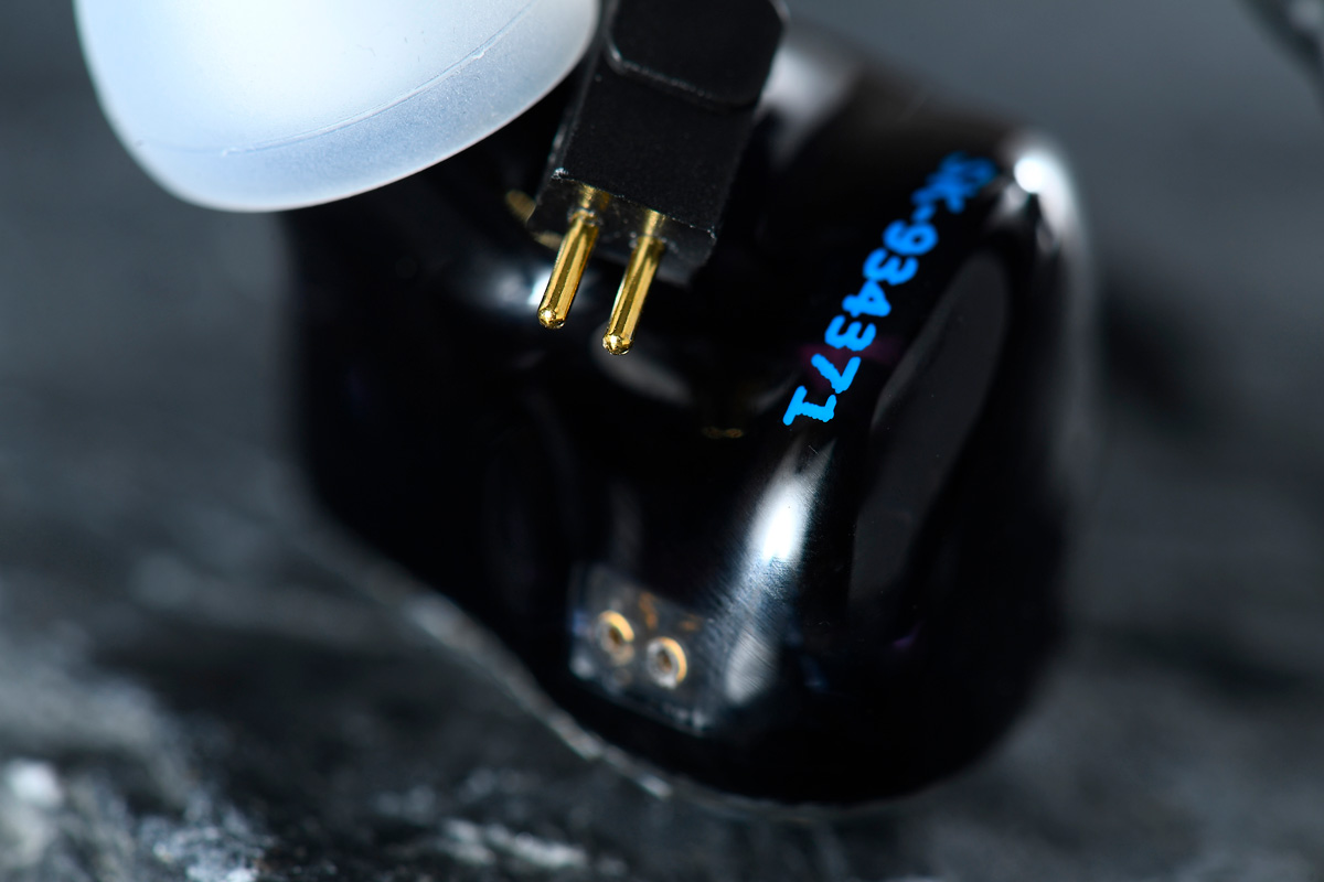 自今年開始，許多耳機品牌都以靜電單元為基礎，混合動鐵或動圈推出入耳式款式，已成為高階耳機的新規格。本地品牌 AROMA Audio 亦以首款靜電耳機 Shock | 元（簡稱：Shock）應戰，以兩動鐵加上兩靜電單元組成。有別於傳統靜電單元設計，此耳機相對容易推動，一般 DAP 播放器直推是沒問題的。