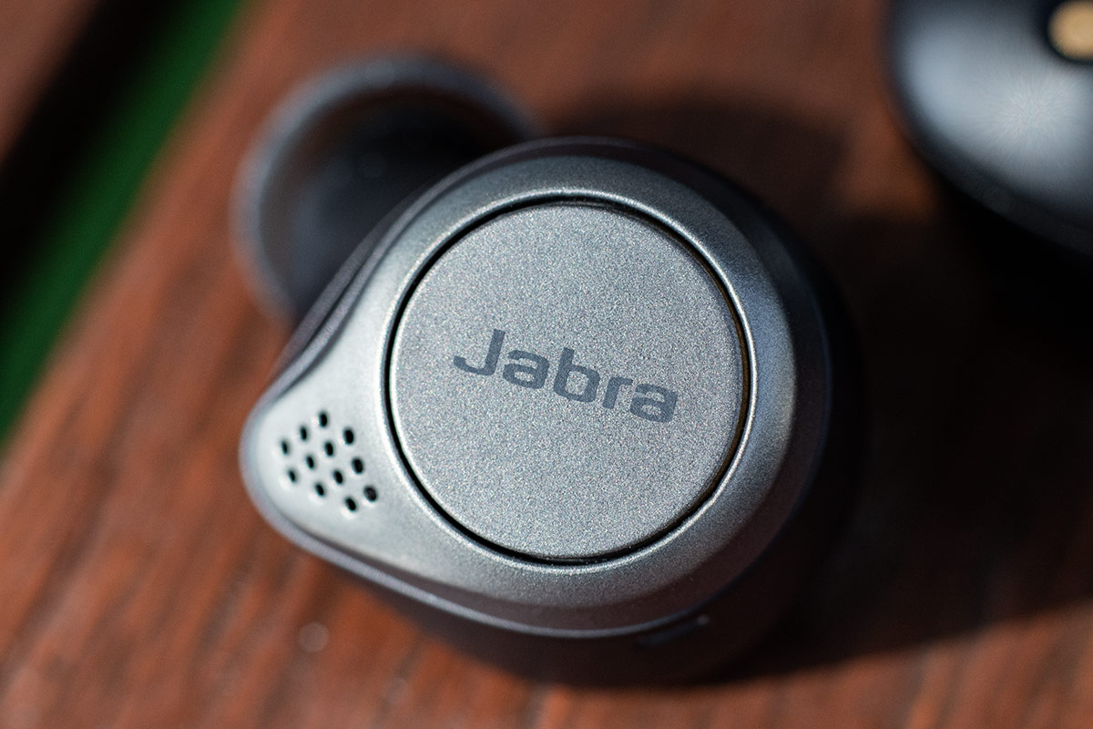 Jabra 已推出到第 4 代真無線耳機，收集了不少用家的意見後，新機 Elite 75t 相比上一代 Elite 65t 細了 30%，帶來更貼耳、更舒適的佩戴感。此外，還提供更長電池續航力，而新的充電盒開口由以往的卡口改為磁力設計，大大增強耳機易用性。