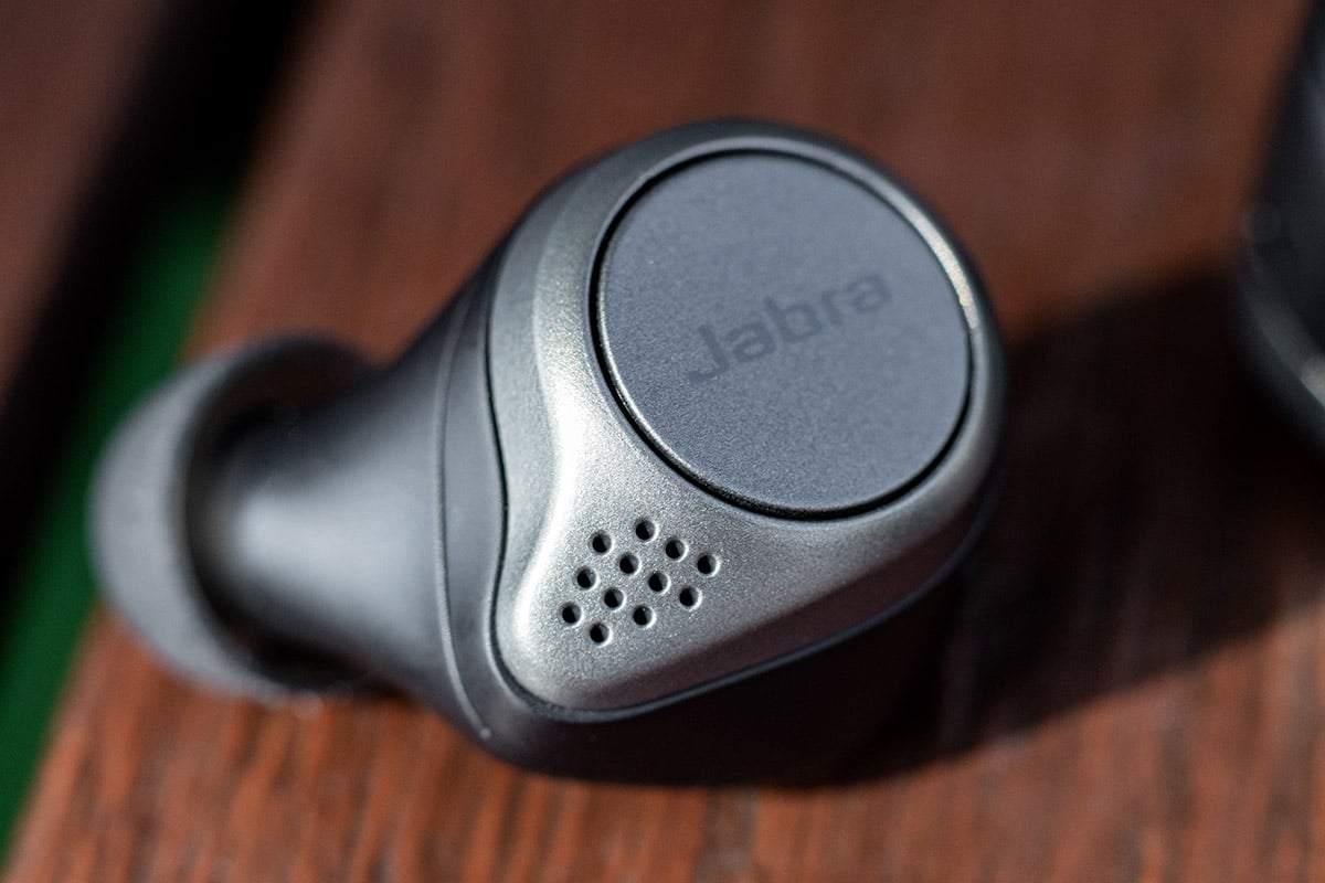 Jabra 已推出到第 4 代真無線耳機，收集了不少用家的意見後，新機 Elite 75t 相比上一代 Elite 65t 細了 30%，帶來更貼耳、更舒適的佩戴感。此外，還提供更長電池續航力，而新的充電盒開口由以往的卡口改為磁力設計，大大增強耳機易用性。