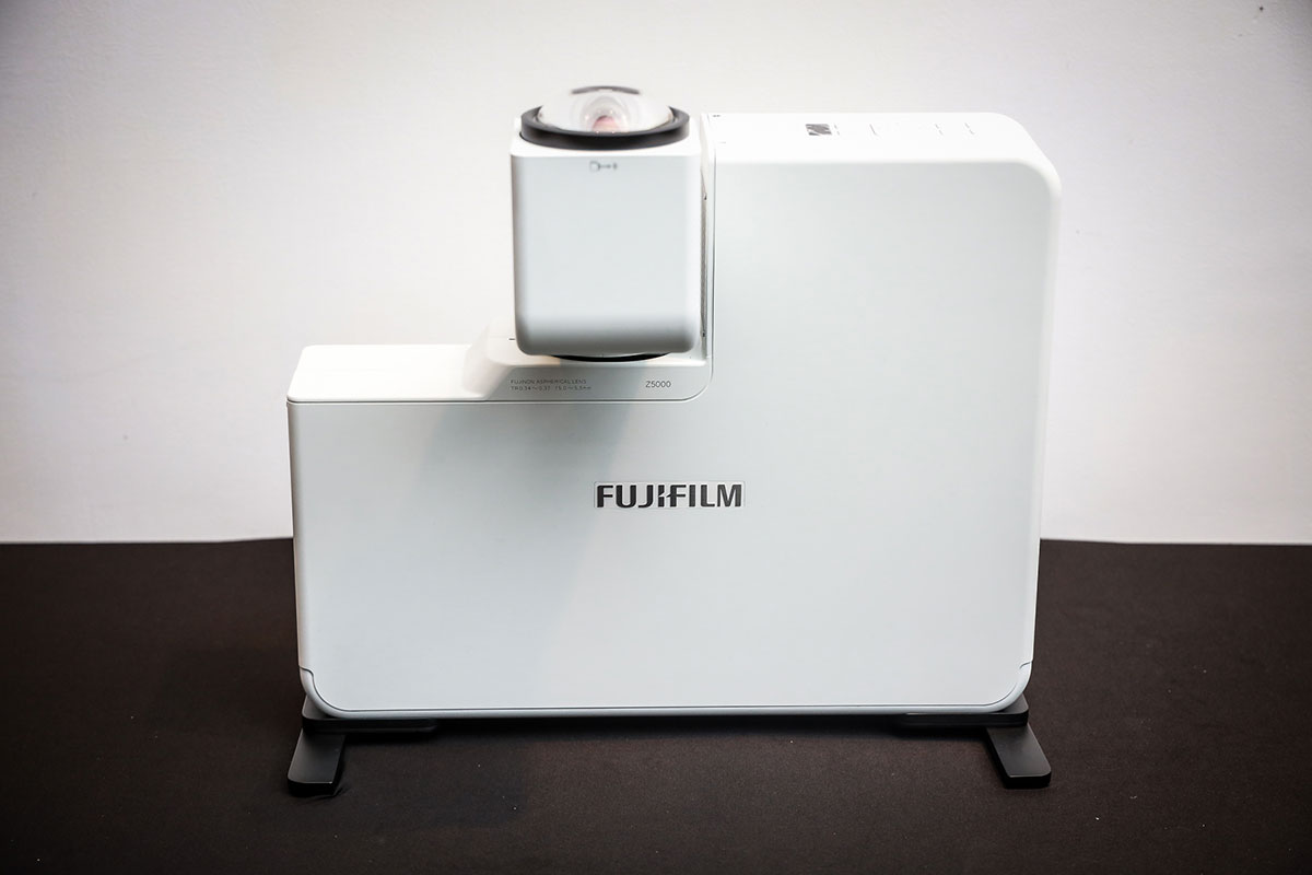 配備雙軸旋轉鏡頭　Fujifilm FP-Z5000 安裝超靈活