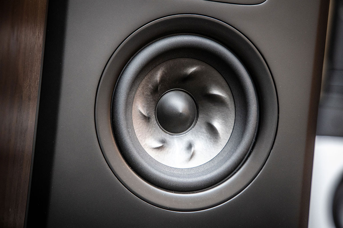 上年視聽展上見樣無開聲的 Polk Audio 最新旗艦 Legend 系列最近終於正式抵港。如果大家有印象，Polk Audio 之前的 Signature 系列，1 萬蚊有找就買到系列最高階型號 S60 座地喇叭，可以話相當抵玩。今次測試的 Legend 系列屬於頂級旗艦，為發燒 Hi-Fi 而設，究竟可唔可以延續到高性價比的「傳統」？旗艦 Hi-Fi 係咪都有「抵玩」一說？